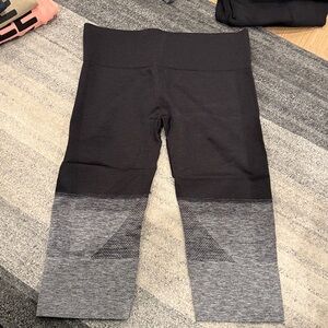 Black Lulu Lemon Kapris with gray bottoms